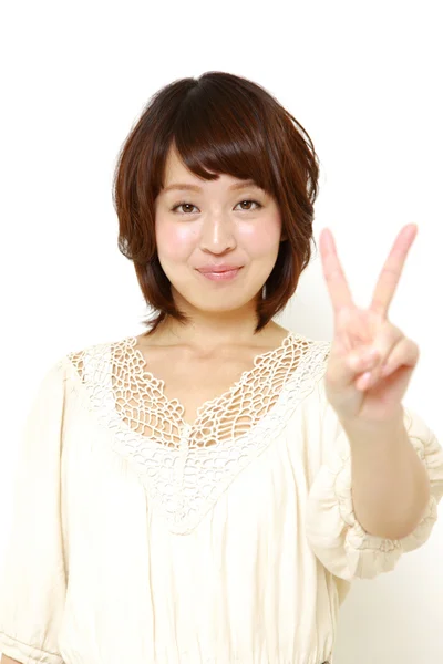 Woman showing a victory sign — Stock Photo, Image