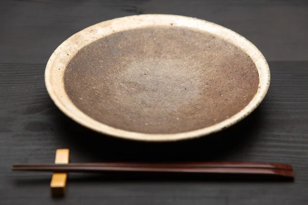 Empty dish with chopsticks — Stock Photo, Image