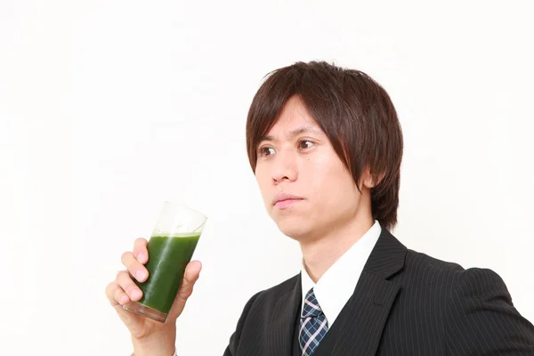 Japonés hombre de negocios con verde jugo de verduras — Foto de Stock