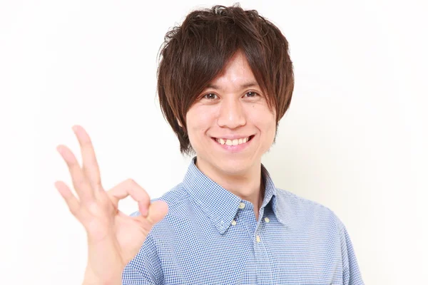 Unga japanska man visar perfekt tecken — Stockfoto