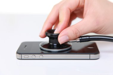 Bir stetoskop ile muayene Smartphone