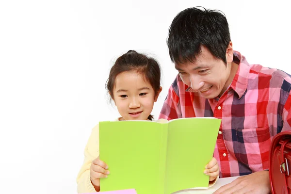 Vader zijn dochter huiswerk helpen — Stockfoto