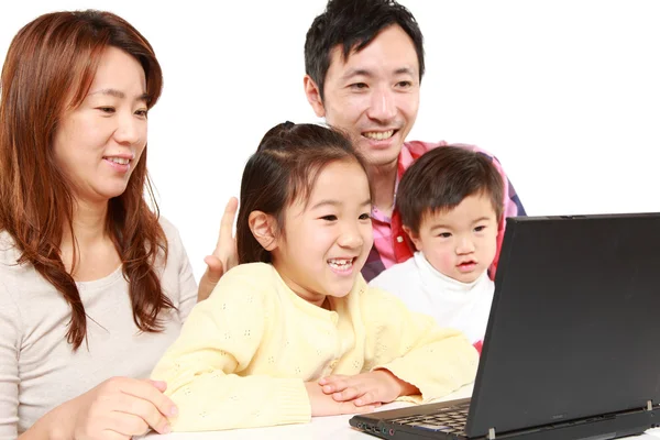 Familia japonesa de cuatro en el ordenador portátil —  Fotos de Stock