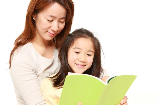Madre japonesa leyendo un libro a su hija —  Fotos de Stock