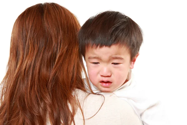 Menangis anak kecil Jepang yang sedang dipegang oleh ibunya — Stok Foto