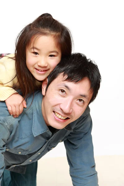 Père japonais et sa fille jouent à cheval — Photo