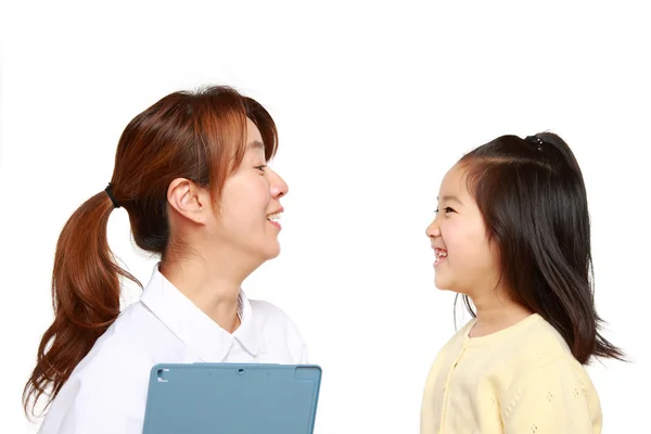 Enfermera habla con un niño paciente — Foto de Stock
