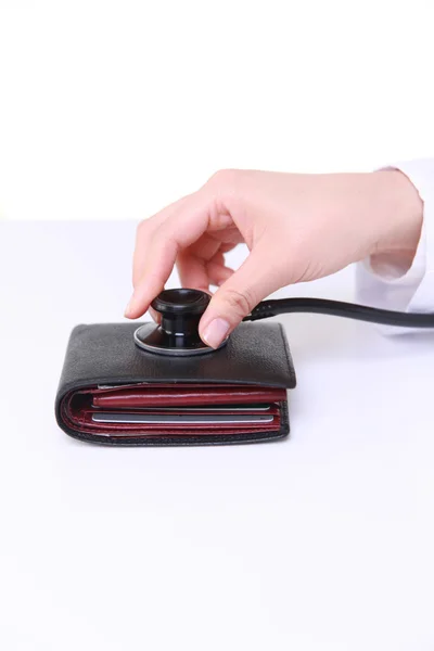 Läkare stetoskop undersöka en plånbok — Stockfoto