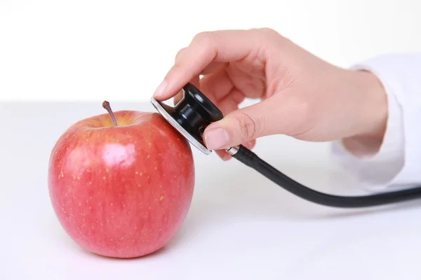 Médecin stéthoscope examiner une pomme — Photo