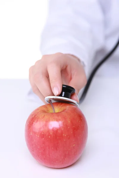 Médecin stéthoscope examiner une pomme — Photo