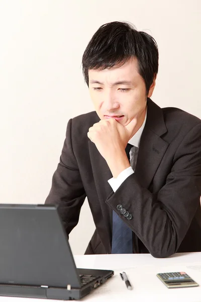 Японский бизнесмен беспокоится о чем-то — стоковое фото