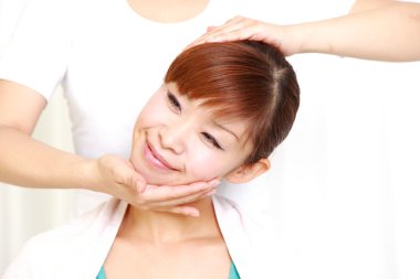 Genç Japon kadın chiropractic Başlarken