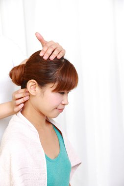 Genç Japon kadın chiropractic Başlarken