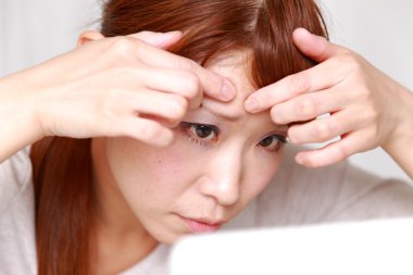 Genç Japon kadın kuru kaba cilt hakkında endişeler