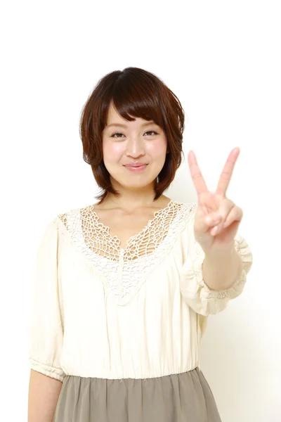 Woman showing a victory sign — Stock Photo, Image