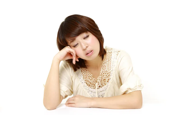 Unga japanska kvinnan sov på bordet — Stockfoto