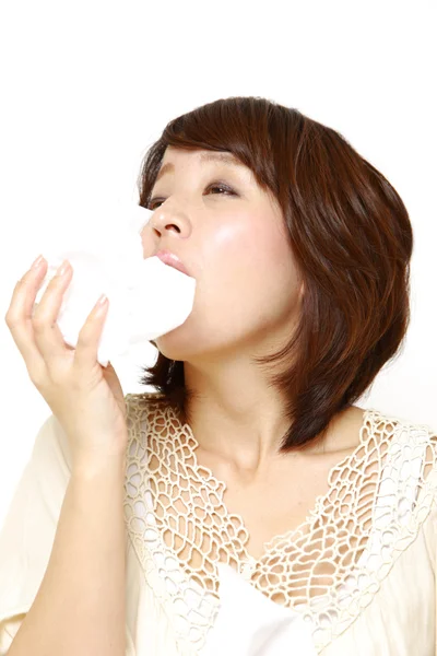 Молода жінка з алергією чхає в тканину — стокове фото