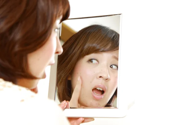 Giovane donna giapponese si preoccupa per la pelle secca ruvida — Foto Stock