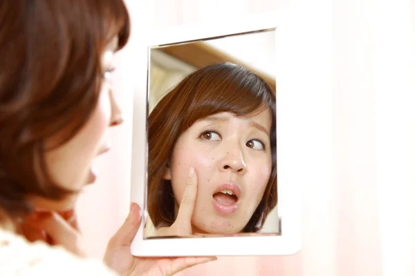 Jeune femme japonaise s'inquiète de la peau sèche rugueuse — Photo