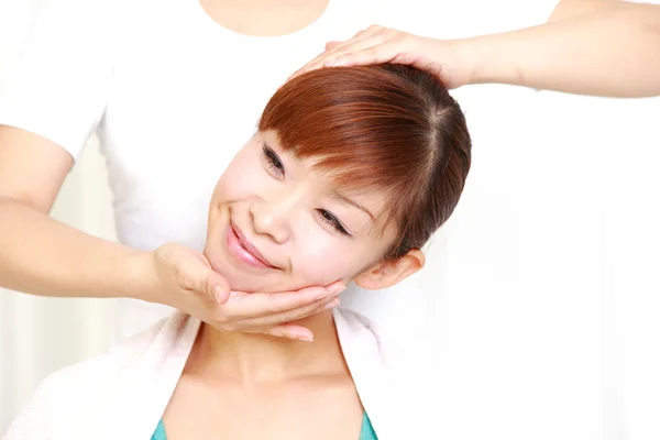 Joven japonesa mujer llegar quiropráctico — Foto de Stock