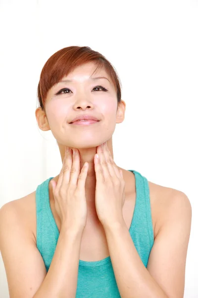 Mujer joven haciendo masaje de cuello propio — Foto de Stock