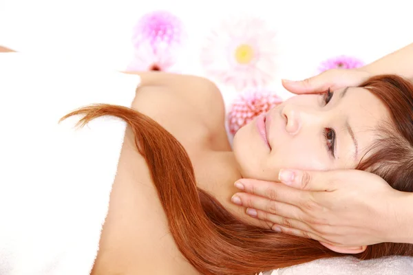 Young Japanese woman getting a face massage　 — Stock Photo, Image