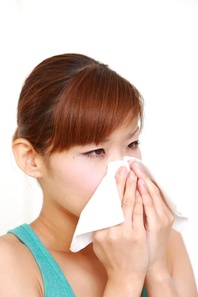 Jeune femme japonaise éternuant d'allergie ou de froid — Photo
