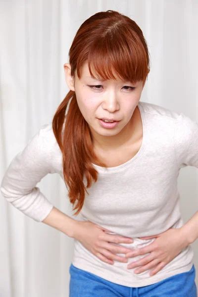 Frau leidet unter Bauchschmerzen — Stockfoto