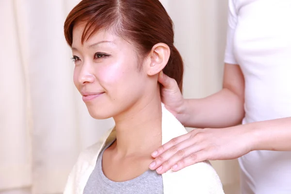 Jeune femme japonaise obtenir chiropractic — Photo