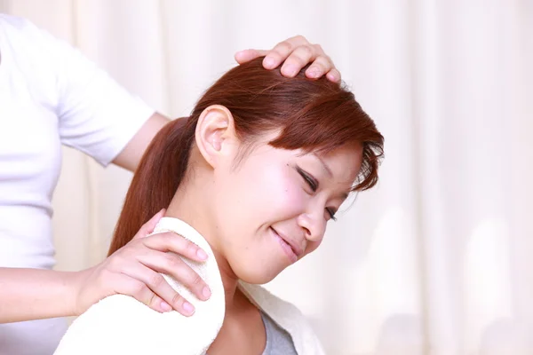Mladá Japonka dostává chiropraxe — Stock fotografie