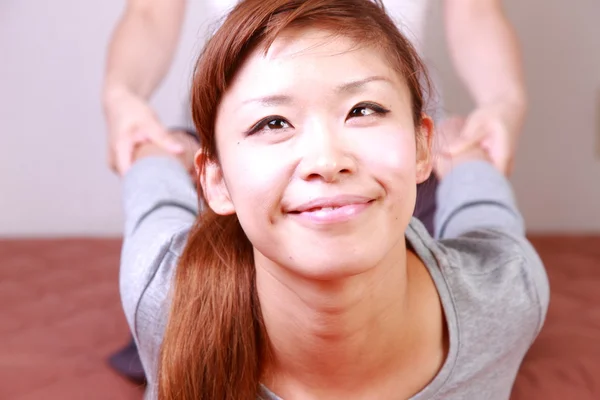 日本人女性がタイ式マッサージを取得 — ストック写真