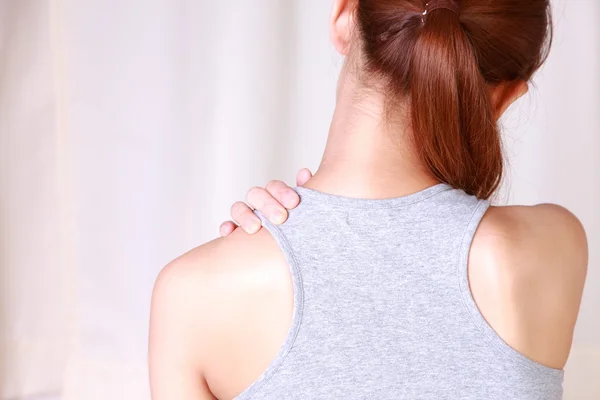 Egen axel massage — Stockfoto