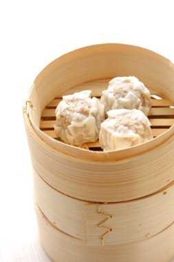 Buharda pişmiş et hamur tatlısı