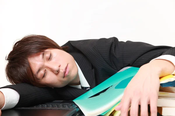 Affärsman sova på skrivbordet — Stockfoto
