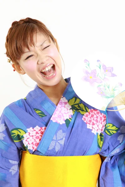 年轻女人穿着日本和服，遭受酷暑 — 图库照片