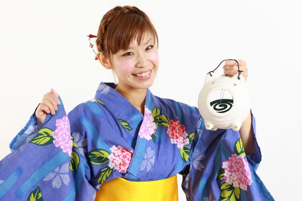 Jonge vrouw dragen van Japanse kimono met mug spoel — Stockfoto