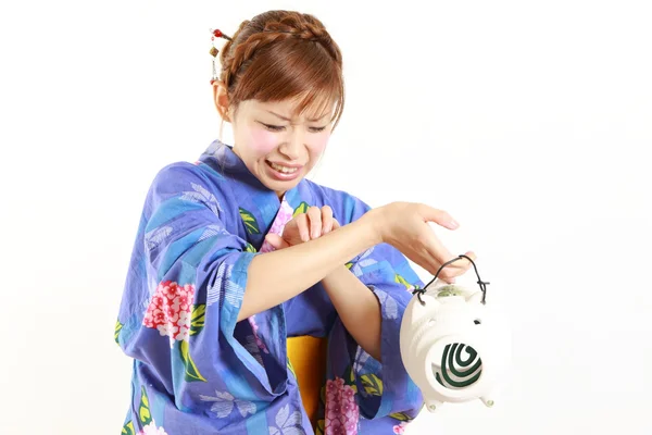 Fiatal nő visel a japán kimonó szúnyog tekerccsel, megharapja a szúnyogok — Stock Fotó