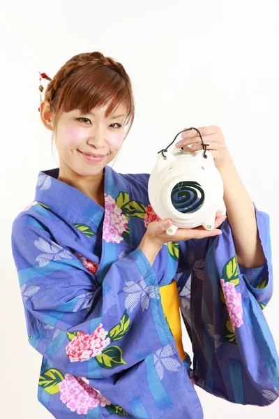 Jonge vrouw dragen van Japanse kimono met mug spoel — Stockfoto