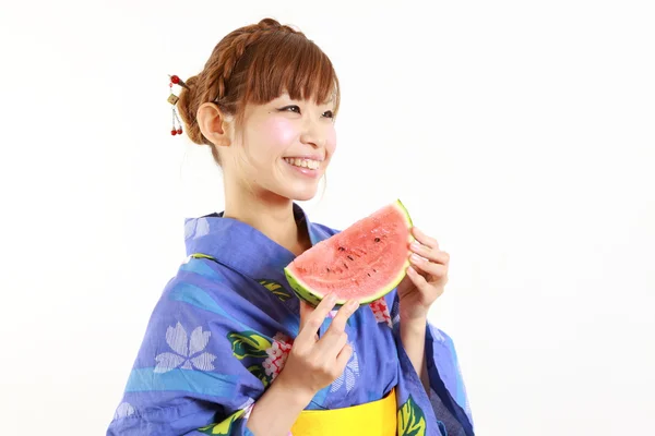 Ung kvinna som bär japansk kimono med vattenmelon — Stockfoto