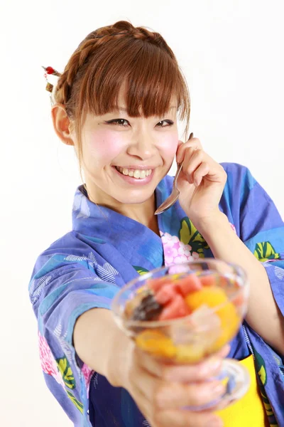 Mujer joven que usa kimono con postre tradicional japonés de mermelada de frijol —  Fotos de Stock