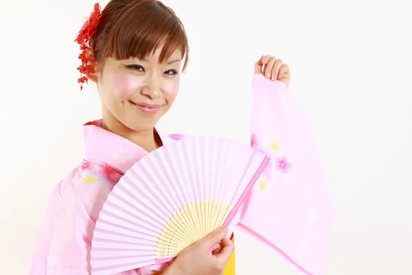 Kağıt Fan ile Japon kimono giyen genç kadın — Stok fotoğraf