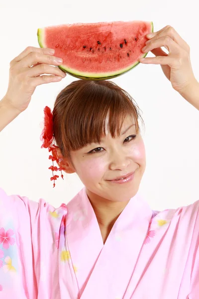 年轻女人穿着日本和服与西瓜 — 图库照片