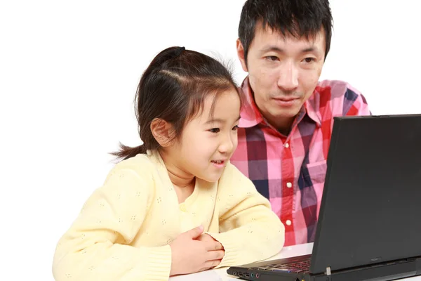 Japanese father and daughter on laptop computer — Stock Photo, Image