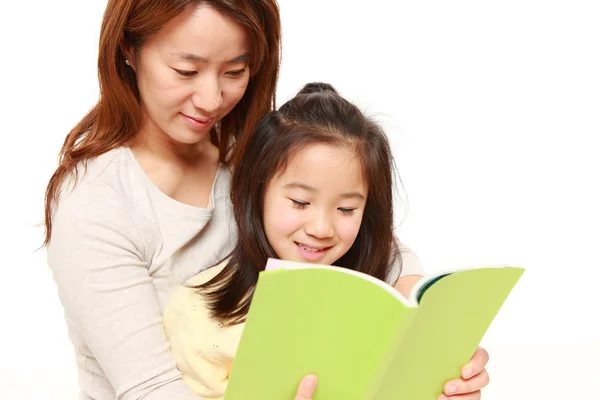 Japanse moeder lezen van een boek aan haar dochter — Stockfoto
