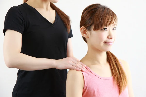 Jeune femme japonaise obtenir un massage des épaules — Photo