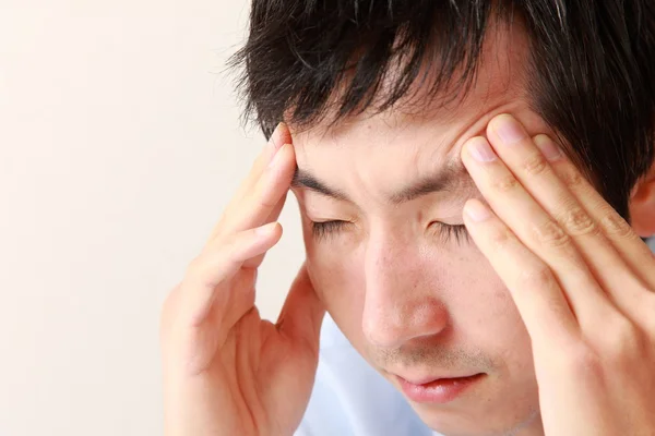 Homem sofre de dor de cabeça — Fotografia de Stock