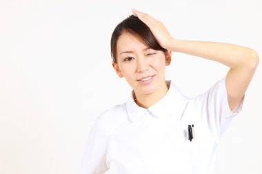 Genç Japon hemşire yansıtır