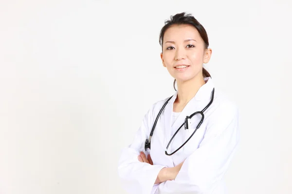 Jovem japonês feminino médico sorri — Fotografia de Stock