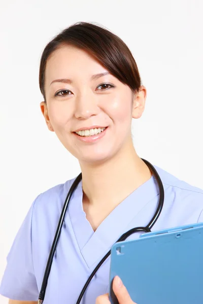 Japon kadın doktor tıbbi grafik ile — Stok fotoğraf