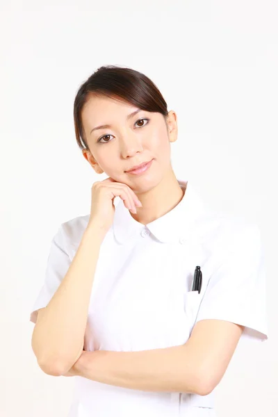 Giovane infermiera giapponese pensa a qualcosa — Foto Stock